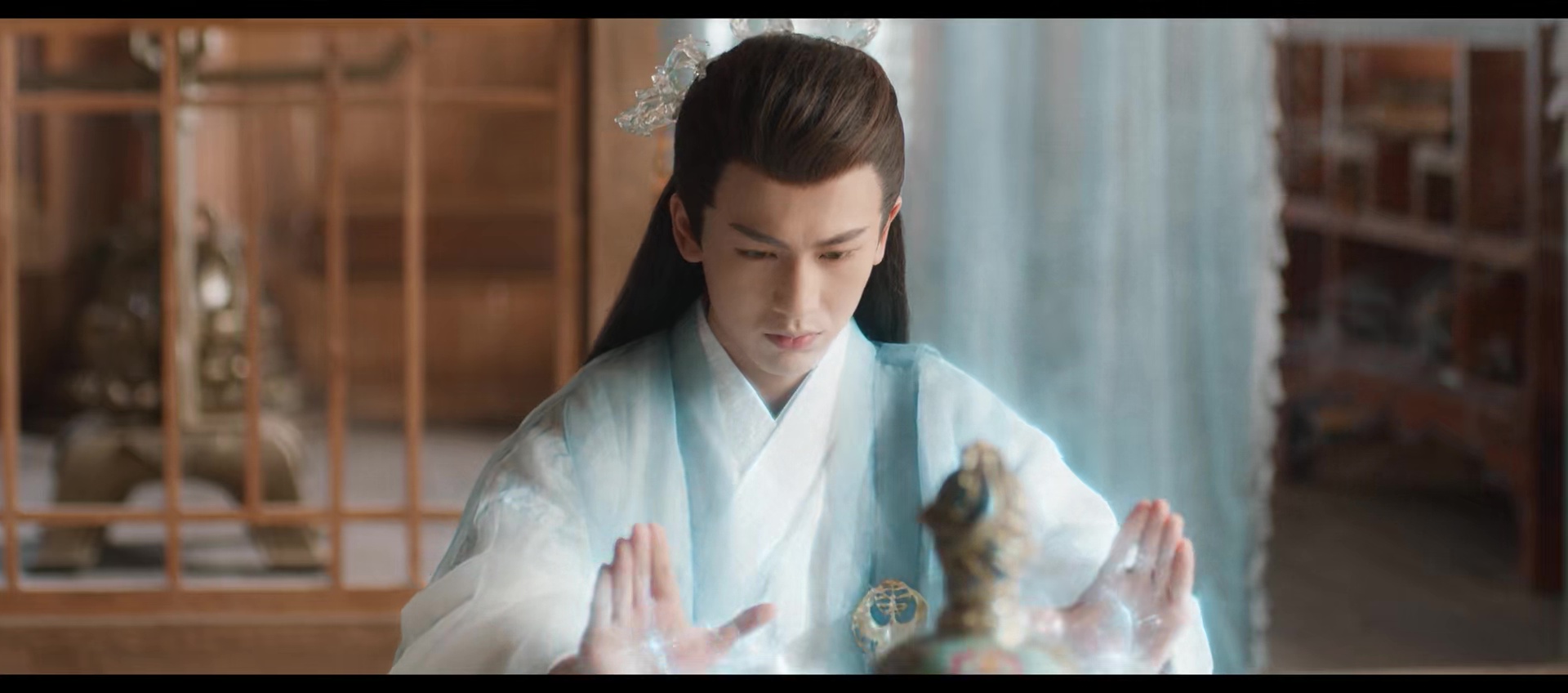 Love Between Fairy and Devil (2022) Season 1 [Hindi ORG. Dubbed] Complete C-Drama WEB Series 720p | 1080p WEB-DL Screenshot